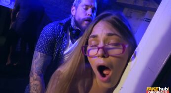 Gözlüklü nerd kızı gece kulübünde duvara dayayıp sikişiyorlar